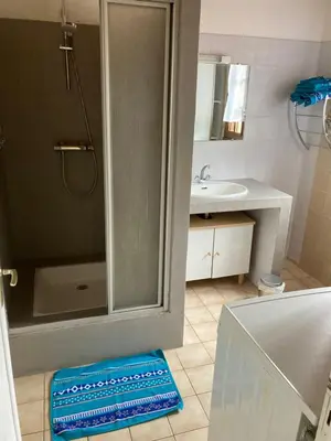 Salle de bains dans l'établissement Maison de campagne de plein pied.