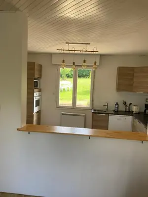 Cuisine ou kitchenette dans l'établissement Maison de campagne de plein pied.