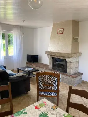 Télévision ou salle de divertissement dans l'établissement Maison de campagne de plein pied.