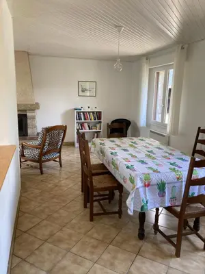 Coin salon dans l'établissement Maison de campagne de plein pied.