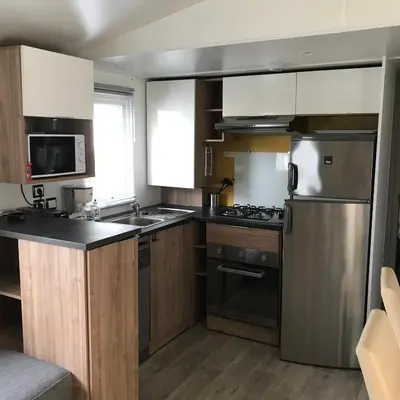 Cuisine ou kitchenette dans l'établissement MH-6 PERS-3 CH-2 SDB-lave vaisselle- WIFI GARANTIE - grande terrasse