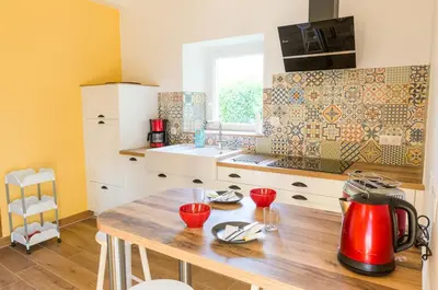 Cuisine ou kitchenette dans l'établissement Degemer mat dans cette maison familiale !