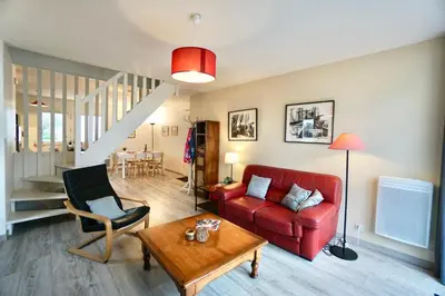 Coin salon dans l'établissement Le duplex du quai mer
