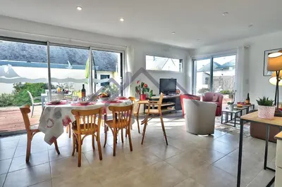 Coin salon dans l'établissement LocaLise - M11 - Ty Gwennili - Maison de plain pied avec terrain entièrement clôturé - Accès plage et centre à pied - Wifi inclus - Draps inclus - Animaux non admis
