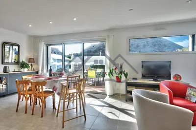 Coin salon dans l'établissement LocaLise - M11 - Ty Gwennili - Maison de plain pied avec terrain entièrement clôturé - Accès plage et centre à pied - Wifi inclus - Draps inclus - Animaux non admis
