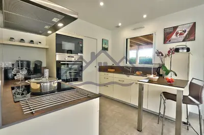 Cuisine ou kitchenette dans l'établissement LocaLise - M11 - Ty Gwennili - Maison de plain pied avec terrain entièrement clôturé - Accès plage et centre à pied - Wifi inclus - Draps inclus - Animaux non admis