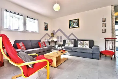 Coin salon dans l'établissement LocaLise - M8B - Ty Katell-Roz - Maison de plain-pied avec un terrain entièrement clos à quelques pas de la plage et du centre - Wifi inclus - Draps inclus - Animaux bienvenus