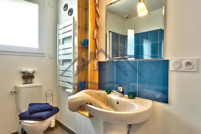 Salle de bains dans l'établissement LocaLise - M8B - Ty Katell-Roz - Maison de plain-pied avec un terrain entièrement clos à quelques pas de la plage et du centre - Wifi inclus - Draps inclus - Animaux bienvenus