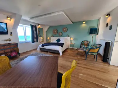 Télévision ou salle de divertissement dans l'établissement Les Suites du Dossen