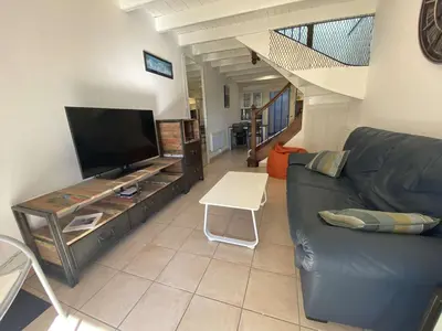 Télévision ou salle de divertissement dans l'établissement Maison rénovée à Bénodet, 3 étoiles, centre-ville, proche plage et commerces - FR-1-481-125