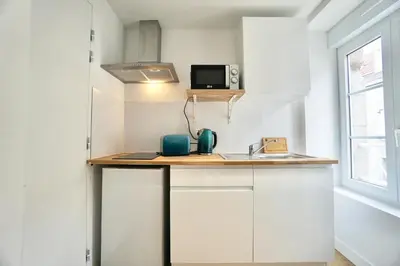 Cuisine ou kitchenette dans l'établissement L'annexe *A 2 pas de la mer* Hyper centre*