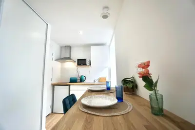 Cuisine ou kitchenette dans l'établissement L'annexe *A 2 pas de la mer* Hyper centre*