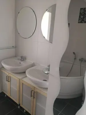 Salle de bains dans l'établissement Appartement accueillant au cœur de Le Conquet avec parking privé