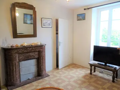 Télévision ou salle de divertissement dans l'établissement House in Brittany near Coastal Hiking Trail