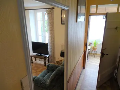 Télévision ou salle de divertissement dans l'établissement House in Brittany near Coastal Hiking Trail