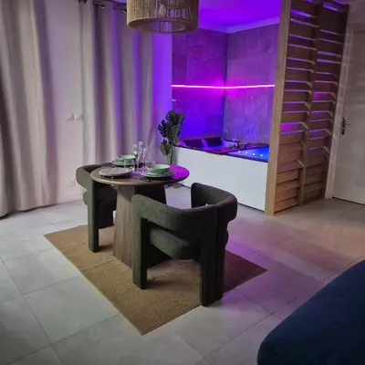 Coin salon dans l'établissement LoveRoom La Parenthèse Secrète