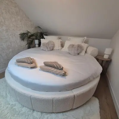 Un ou plusieurs lits dans un hébergement de l'établissement LoveRoom La Parenthèse Secrète