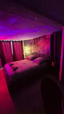 Un ou plusieurs lits dans un hébergement de l'établissement LoveRoom le moutik du bord de mer avec SPA et sauna parking gratuit