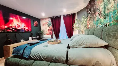 Un ou plusieurs lits dans un hébergement de l'établissement LoveRoom le moutik du bord de mer avec SPA et sauna parking gratuit