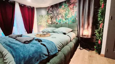 Un ou plusieurs lits dans un hébergement de l'établissement LoveRoom le moutik du bord de mer avec SPA et sauna parking gratuit