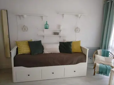 Un ou plusieurs lits dans un hébergement de l'établissement Studio proche de la plage