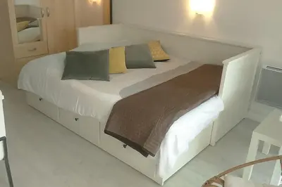 Un ou plusieurs lits dans un hébergement de l'établissement Studio proche de la plage
