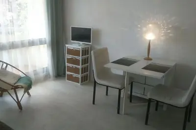 Télévision ou salle de divertissement dans l'établissement Studio proche de la plage