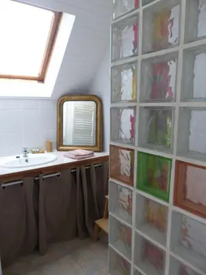 Salle de bains dans l'établissement gite d'artiste le lézard vert