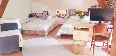 Un ou plusieurs lits dans un hébergement de l'établissement chambre d'hôtes vue sur jardin