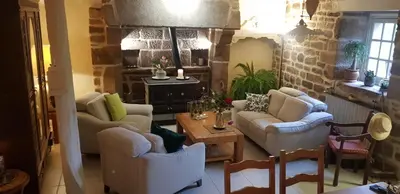 Coin salon dans l'établissement chambre d'hôtes vue sur jardin