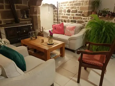 Coin salon dans l'établissement chambre d'hôtes vue sur jardin