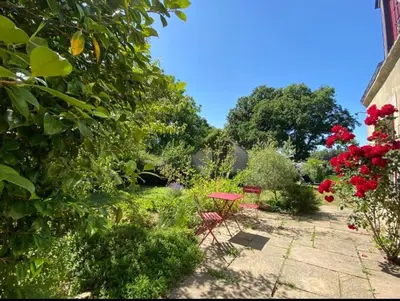 Jardin de l'établissement chambre d'hôtes vue sur jardin
