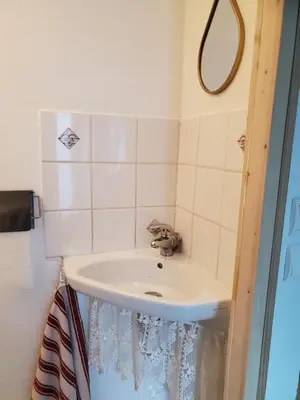 Salle de bains dans l'établissement Aux Vieilles Murailles • Charmante maison & cour