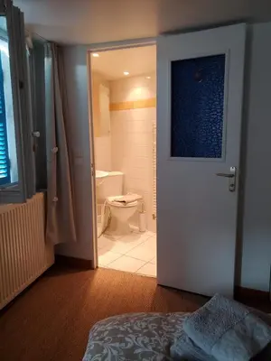 Salle de bains dans l'établissement Aux Vieilles Murailles • Charmante maison & cour