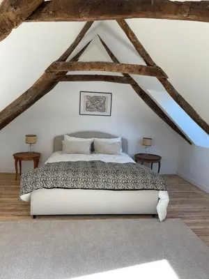 Un ou plusieurs lits dans un hébergement de l'établissement Maison, calme avec cheminée.
