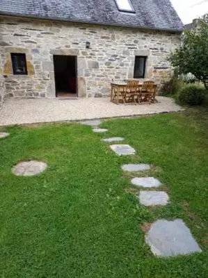 Jardin de l'établissement Maison, calme avec cheminée.