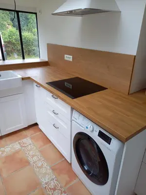 Cuisine ou kitchenette dans l'établissement Maison, calme avec cheminée.