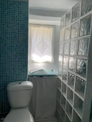 Salle de bains dans l'établissement Maison, calme avec cheminée.