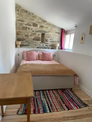 Un ou plusieurs lits dans un hébergement de l'établissement Maison, calme avec cheminée.