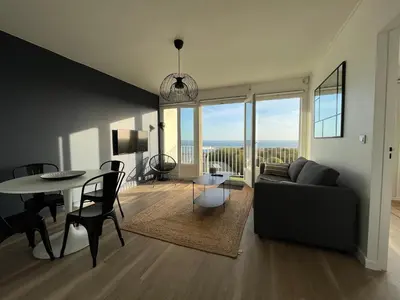 Coin salon dans l'établissement Nouveau! Appartement vue mer 180° et place parking