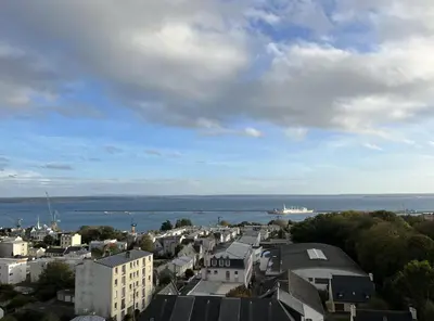 Vue générale sur la mer ou vue sur la mer prise depuis l'appartement
