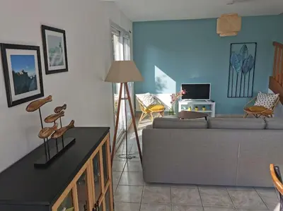 Télévision ou salle de divertissement dans l'établissement Maison de vacances proche des plages et du GR34