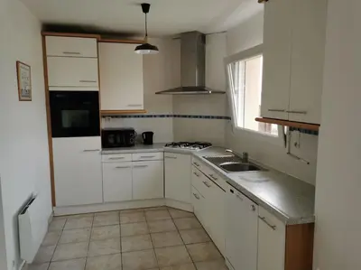 Cuisine ou kitchenette dans l'établissement Maison de vacances proche des plages et du GR34