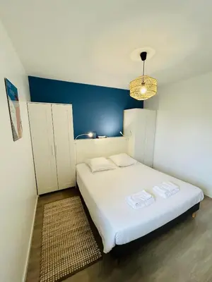 Un ou plusieurs lits dans un hébergement de l'établissement Appartement vue mer, terrasse parking et plage