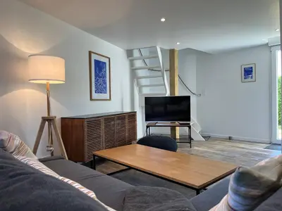 Télévision ou salle de divertissement dans l'établissement Villa Fouesnant Beg Meil Ty Bigorn 150 m plage et sentiers