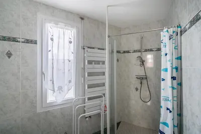 Salle de bains dans l'établissement Jolie maison pour 6 personnes au Guilvinec