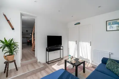 Télévision ou salle de divertissement dans l'établissement Jolie maison pour 6 personnes au Guilvinec