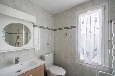Salle de bains dans l'établissement Jolie maison pour 6 personnes au Guilvinec