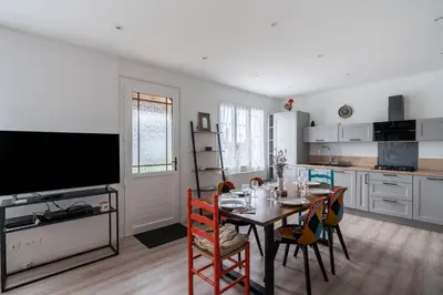 Cuisine ou kitchenette dans l'établissement Jolie maison pour 6 personnes au Guilvinec