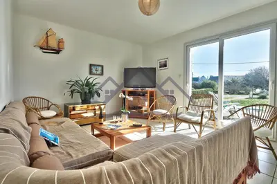 Télévision ou salle de divertissement dans l'établissement LocaLise - M12 -Ty Marjan - Vacances à quelques pas de la mer au Guilvinec - Wifi inclus - linge de lit inclus - Animaux bienvenus - Jardin avec possibilité d'être clos avec grillage